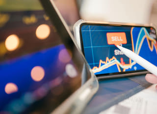 Trader lintas pasar yang menganalisis opsi Bitcoin, Ethereum, dan forex